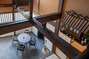 una vista sul soffitto di un tavolo e delle sedie in una stanza di TANIYA a Takayama