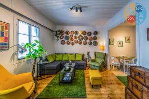 sala de estar con sofá y mesa en Greenhouse - Kalamata Mediterranean Villas, en Kalamata