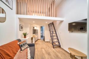 Televízia a/alebo spoločenská miestnosť v ubytovaní Bel appartement au coeur de Montmartre