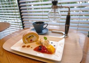 Ours Inn Hankyu في طوكيو: طبق من الطعام على طاولة مع كوب