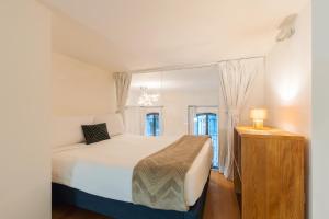 ミラノにあるMilan Retreats Navigliの白いベッドルーム(ベッド1台、窓付)