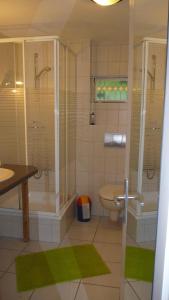La salle de bains est pourvue d'une douche, de toilettes et d'un lavabo. dans l'établissement Ferienhäuser Heideröslein, à Fürstenberg-Havel