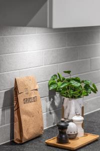 een papieren zak op een toonbank met een plant bij Casselbergh Residences Milano - Oostende in Oostende