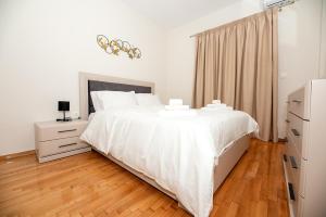 A bed or beds in a room at Central Luxury Apartment