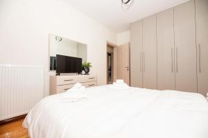 A bed or beds in a room at Central Luxury Apartment