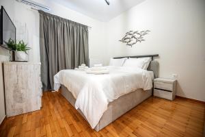 A bed or beds in a room at Central Luxury Apartment