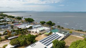 eine Luftansicht einer Stadt neben dem Wasser in der Unterkunft Cardwell Seascape Apartments in Cardwell