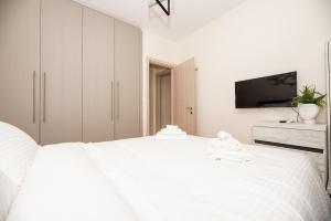 A bed or beds in a room at Central Luxury Apartment