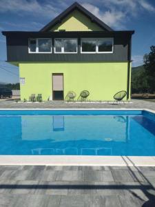Bazén v ubytování Lika Relax and Party House with sauna, jacuzzi and outdoor heated swimming pool nebo v jeho okolí
