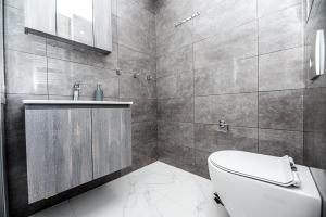 A bathroom at Central Luxury Apartment