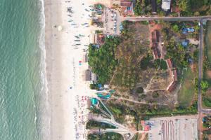 eine Aussicht über den Strand mit einer Menschenmenge in der Unterkunft 'O' Palmar Beach Cottages Benaulim in Benaulim