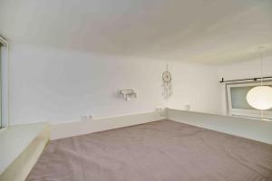 A bed or beds in a room at Brightside