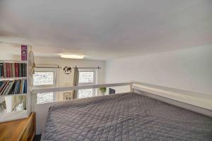 A bed or beds in a room at Brightside