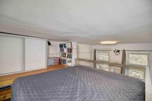 A bed or beds in a room at Brightside