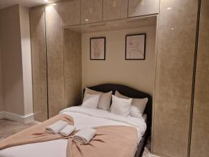 sypialnia z dużym łóżkiem z dwoma ręcznikami w obiekcie Spacious 2 BR with Balcony in Hendon w mieście Colindale