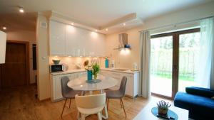 Kuchyňa alebo kuchynka v ubytovaní Apartamenty EverySky - Pusta 8
