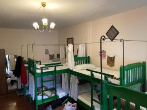 Zimmer mit 4 Etagenbetten in einem Zimmer in der Unterkunft Trip'n'Hostel in Tirana