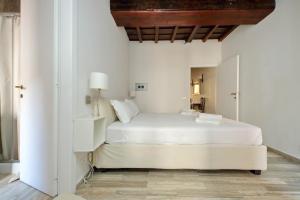 a bedroom with a large white bed in a room at suity I cozy Nazareno Apartment in Rome