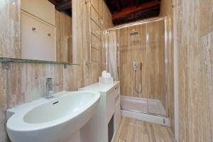 a bathroom with a sink and a shower at suity I cozy Nazareno Apartment in Rome