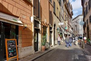 a group of people walking down a street with buildings at suity I cozy Nazareno Apartment in Rome