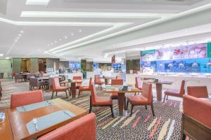 um restaurante com mesas e cadeiras e um buffet em Holiday Inn Shanghai Songjiang, an IHG Hotel - Miaoqian Street em Songjiang