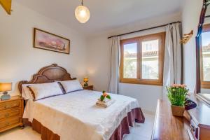 Un dormitorio con una cama grande y una ventana en Ideal Property Mallorca - Tobalu en Colonia Sant Jordi