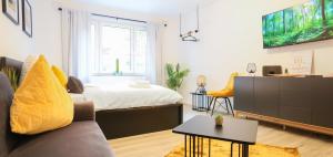 a living room with a bed and a couch at Chic Studio : Super Zentral : 1min zum HBF in Mannheim