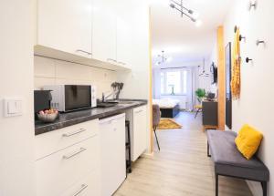 a kitchen with white cabinets and a counter top at Chic Studio : Super Zentral : 1min zum HBF in Mannheim