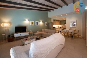 uma sala de estar com um sofá e uma sala de jantar em Linas Home - Kalamata Mediterranean Villas em Kalamata