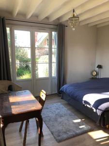 - une chambre avec un lit, une table et une fenêtre dans l'établissement Country house - 5 mns from Fontainebleau, 