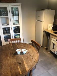 - une table en bois dans une cuisine avec 2 bols dans l'établissement Country house - 5 mns from Fontainebleau, 