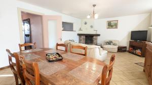 comedor con mesa y sala de estar en Gîte de la Harpe au 4, en Vauvillers