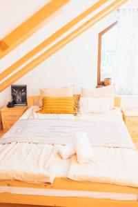 ein Schlafzimmer mit einem großen Bett mit zwei Kissen in der Unterkunft Ograda Magura village in Măgura + 33 Fotos