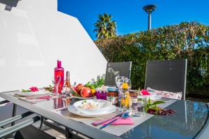 a table with plates of food and drinks on it at Ideal Property Mallorca - El Sol in Alcudia