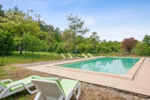 una piscina con sedie a sdraio e altalena di Villa de 6 chambres avec piscine privee jardin clos et wifi a Salies a Saliès