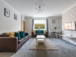 uma sala de estar com um sofá e uma mesa em Chestnut House - Cosy 2 bedroom - Ashington em Ashington
