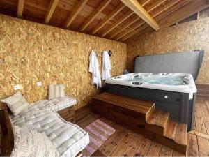 Posteľ alebo postele v izbe v ubytovaní Gite à la ferme avec jacuzzi et piscine chauffée