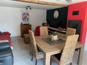 Televízia a/alebo spoločenská miestnosť v ubytovaní Gite à la ferme avec jacuzzi et piscine chauffée