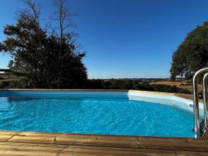 Bazén v ubytovaní Gite à la ferme avec jacuzzi et piscine chauffée alebo v jeho blízkosti