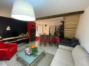 Posedenie v ubytovaní Gite à la ferme avec jacuzzi et piscine chauffée