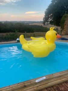 Bazén v ubytovaní Gite à la ferme avec jacuzzi et piscine chauffée alebo v jeho blízkosti