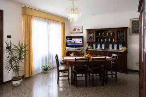 TV a/nebo společenská místnost v ubytování Affittacamere Acquamarina