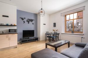 sala de estar con sofá y mesa en Residential home in Riga near Agenskalna Quarter, en Riga
