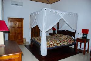 um quarto com uma cama de dossel em Villa Bali Pondok Jepang em Lovina