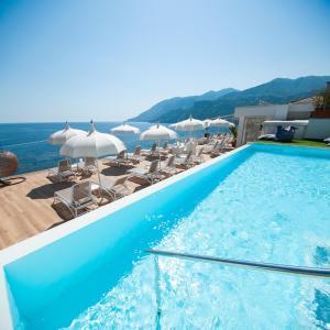 Bazén v ubytování Hotel Club Due Torri nebo v jeho okolí