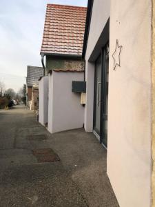 um edifício com uma estrela pintada ao lado dele em Le Megève em Sainte-Croix-en-Plaine
