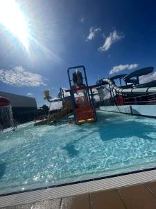 una grande piscina con scivolo in acqua di 205 Holiday Resort Unity Pet friendly pass includ a Brean