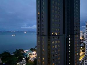 un edificio alto con vista al agua en Apartment@Mansion One Georgetown, en George Town