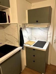 a kitchen with a stove and a counter top at Appart 500 m centre ville - gare in Soissons