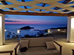 sala de estar con vistas al océano en Blue Sea House, en Agios Nikolaos